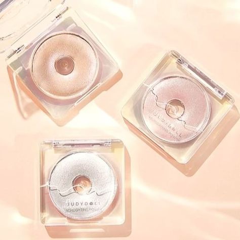 Judydoll - Starlight Highlighting Powder - 4 Colors | YesStyle Korean Highlighter Makeup, Judydoll Highlighter, Starlight Color, 80s Makeup, Chinese Makeup, Bold Lipstick, Krispy Kreme, Makeup Wishlist, Polysorbate 80