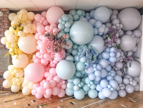 Balloon wall silk flowers custom colours media wall #balloonwall #pastelballoons #silkflowers Balloons And Flowers, Balloons Galore, Deco Ballon, Floral Balloons, Pastel Party, Balloon Installation, Pastel Balloons, Diy Balloon Decorations, Flower Wall Backdrop