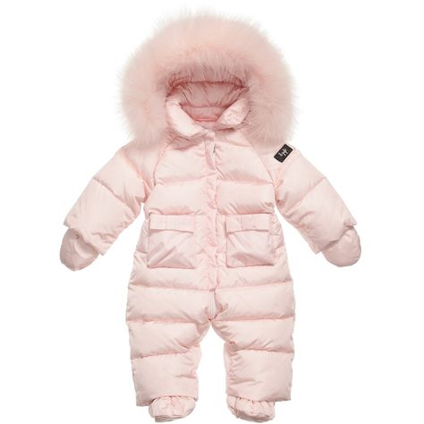 Baby girls down padded pink snowsuit by Il Gufo. Designed to ensure maximum warmth and comfort, this soft and cosy snowsuit comes with detachable bootees and mittens. The hood is trimmed with real fur and both can be detached with poppers. The suit does up with a zip and has two front pockets with bows. Baby Winter Wear, Crochet Baby Mittens, Mittens Crochet, Luxury Baby Clothes, Baby Snowsuit, Designer Baby Clothes, Baby Doll Accessories, Baby Closet