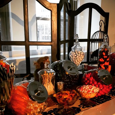 Halloween Candy Bar Wedding, Gothic Candy Bar, Halloween Wedding Table Settings, Halloween Sweets Table, Halloween Wedding Candy Bar, Halloween Candy Bar Ideas, Halloween Candy Table Ideas, Halloween Candy Display, Halloween Candy Table