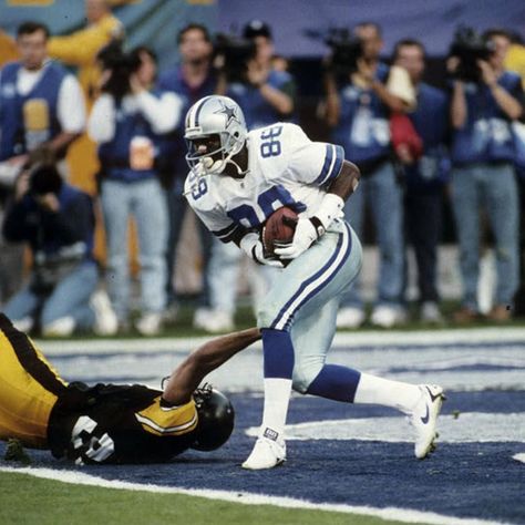 Dallas Cowboys away uniform registered as trademark on this day in 1983. First use in 1964.  #Dallas #Cowboys #NFL #football #marketing #branding #brand #trademark #history Steelers Vs Cowboys, Cowboy Football, Michael Irvin, Cowboys Wallpaper, Dallas Cowboys Images, Cowboys Players, Dallas Cowboys Wallpaper, Dallas Cowboys Players, Cowboy Images