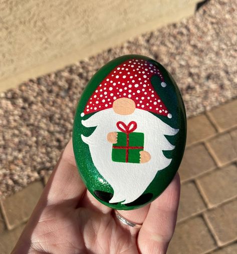 Painting Rocks Christmas Ideas, Xmas Rock Painting, Holiday Rock Painting Ideas, Christmas Rocks Painted Ideas, Tree Painted Rocks, Christmas Rock Painting Ideas Easy, Painted Christmas Rocks, Painted Rocks Christmas, Painted Rock Christmas