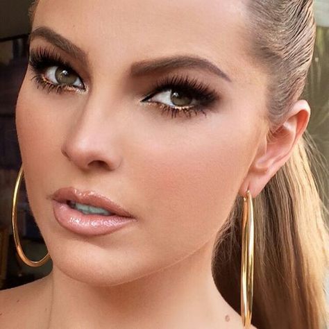 Marjorie de Sousa Heavy Makeup, Color Magic, Amazing Women, Hoop Earrings, Makeup, Beauty, Color, Art, Make Up