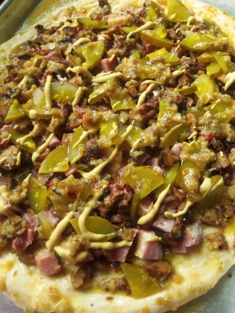 Cuban Pizza Recipes, Carnitas Pizza, Cuban Pizza, Calzone Recipes, Precooked Ham, Pulled Pork Pizza, Thick Crust Pizza, Alfredo Pizza, Calzone Recipe