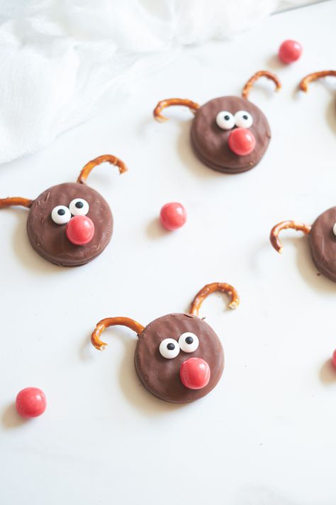 the finished oreo reindeer cookies ready to serve Oreo Reindeer, Egg Recipes For Lunch, Instant Pot Pinto Beans, Fun Holiday Desserts, Edible Holiday Gifts, Weight Watchers Crock Pot Recipes, Vegetarian Slow Cooker Recipes, Instant Pot Pasta Recipe, Reindeer Cookies