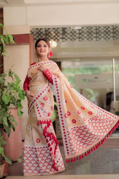 Assamese Traditional Dress, Mekhela Chador Assamese, Assamese Dress, Sador Mekhela, Mekhela Sador, Assam Silk Saree, Mekhela Chador, Asian Bridal Dresses, Couple Dp