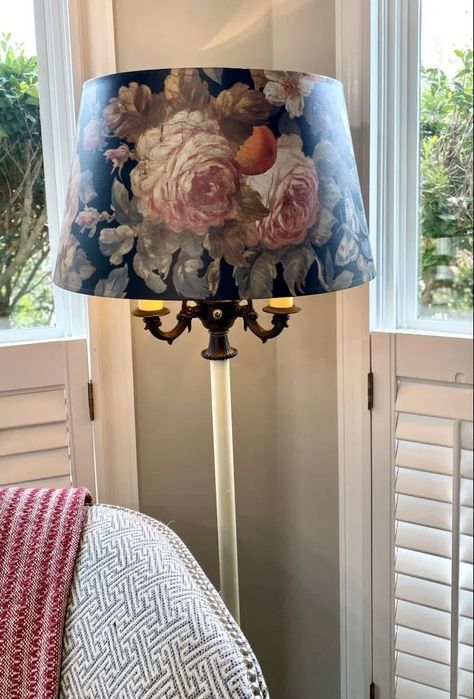 DIY Lampshade Makeover - Weathered Wings Painted Lampshades Ideas, Painting Lamp Shades Diy, Lamp Shade Makeover Ideas, Diy Lamp Shade Makeover, Decoupage Lampshade, Lamp Shade Makeover, Diy Art Projects Canvas, Diy Lampshade Makeover, Diy Lampshade