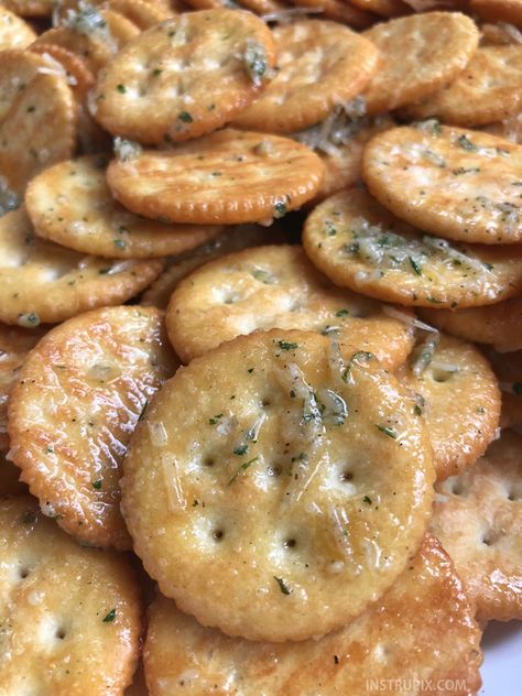 Zesty Baked Ritz Crackers Baked Ritz Crackers, Ritz Cracker Recipe, Ritz Cracker Recipes, Cracker Recipe, Fish Recipes Baked, Chicken Tikka Masala Recipes, Crackers Recipe, Ritz Cracker, Quick And Easy Appetizers