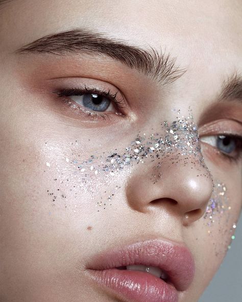 BLESSED! 💎 Introducing FROZEN SPARKLE freckles with this Beauty DRAMA for @glamouriceland ❄ Photographed by @lidiaestepa ❄ Postproduction by @nuriasegura_ Silver Glitter Makeup, Editorial Make-up, Festival Make Up, Silver Makeup, Make Up Inspiration, Mermaid Makeup, Body Glitter, Festival Makeup, Luxury Makeup