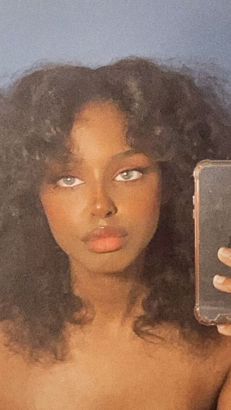 Heart Shaped Face Black Women, Black Woman Face Claim, 70s Hair Black Women, 70s Hair Styles, Hairstyle Aesthetic, Heart Shaped Face, Heart Shaped Face Hairstyles, Aesthetic Film, 70s Hair