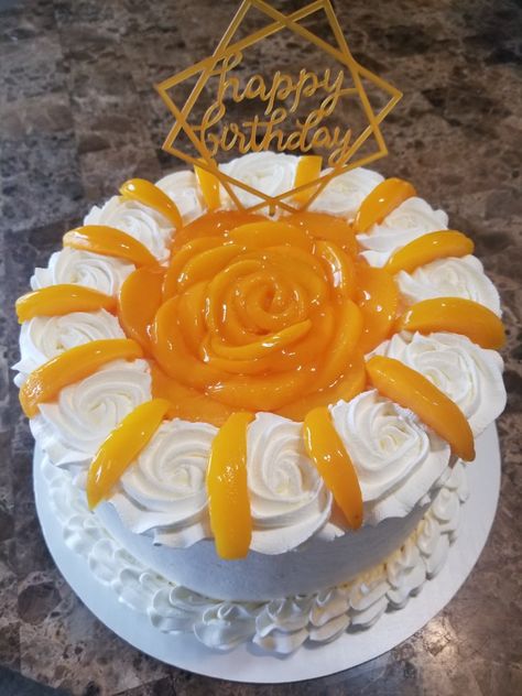 3 leches peach cake Peach Tres Leches Cake, Peach Cake Decoration, Fruit Cake Design, Fresh Fruit Cake, Cake Cafe, Chocolate Dishes, Cake Decorating Icing, Chocolate Cake Designs, Mango Cake