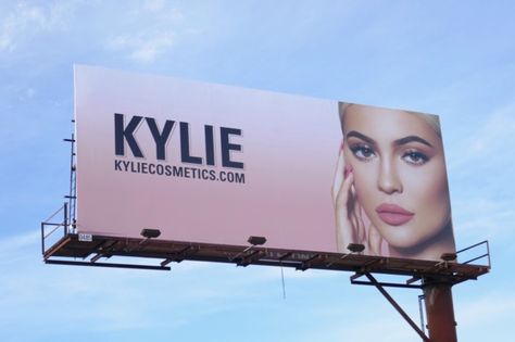 On her way to meet up with a friend, she drove past a huge billboard with Kylie Cosmetic's advertisement on it. She noticed it, but because she was busy driving, she quickly focused back to the road and forgot about the ad. Skin Care Billboard Design, Fashion Billboard Design, Creative Billboard Design Ideas, Billboard Design Ideas, Fashion Billboard, Billboard Ideas, Pop Photography, Stile Kylie Jenner, Kylie Jenner Photos