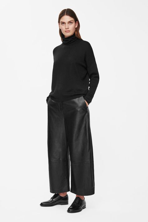 Cos Trousers, Leather Trousers Outfit, Leather Culottes, Looks Street Style, Leather Trousers, 가을 패션, Only Fashion, Cropped Trousers, Innovative Design