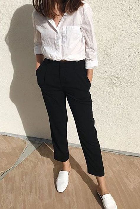 25 Ultra-Fresh Summer Looks To Wear To Work, #Summer #UltraFresh #Wear #Work Check more at http://modaaa.tk/25-ultra-fresh-summer-looks-to-wear-to-work-3/ Summer Office Outfits, Black And White Outfit, Pakaian Feminin, Summer Work Outfits, Mode Casual, Winter Trends, Casual Work Outfits, Mode Hijab, Looks Chic