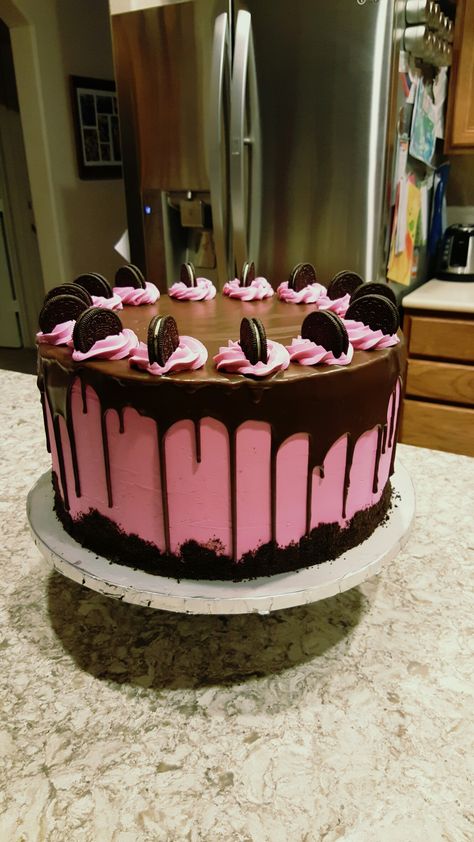 Pink Oreo Cake, Fudge Cake Filling, Hershey Cake, Oreo Ice Cream Cake, Chocolate Cake Designs, Pink Frosting, Chocolate Fudge Cake, Oreo Cake, Oreo Cheesecake