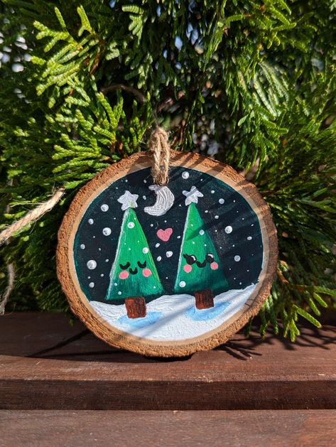 This hand-painted wooden Christmas ornament features a lovers Christmas Tree design. The ornament is unique and makes a great gift or addition to your own Christmas tree. Material: Natural wood Size:  7,8 cm x 7,2 cm (3,0 x 2,8 Inch) Ribbon: White for easy hanging This is an original painting, signed and sold directly by the artist LaVieColor.  Gift-wrapping available. Colors on the painting might vary slightly from what you see due to screen color settings. Easy Painted Wooden Ornaments, Easy Wood Ornament Painting, Wood Ornament Painting, Painted Wooden Christmas Tree, Painted Wooden Ornaments, Girls Christmas Party, Acryl Painting, Christmas Craft Show, Wooden Christmas Tree