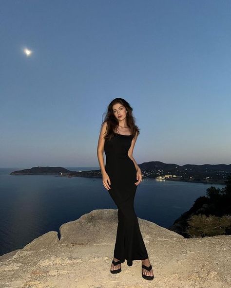 Poses For Pictures Instagram Standing In A Dress, Long Dress Poses, Gown Poses, Baddie Era, Black Dress Aesthetic, Prom Pose, Single Poses, Dress Poses, Movie Date Outfits