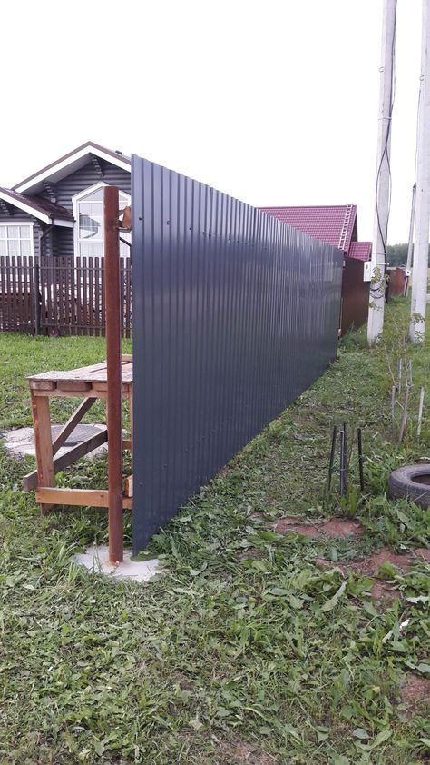 Sound Barrier Wall, Outdoor Fence Decor, Practical Decor, Corrugated Metal Fence, Diy Backyard Fence, House Fence Design, Pool Steps, Garden Privacy, Wood Gate