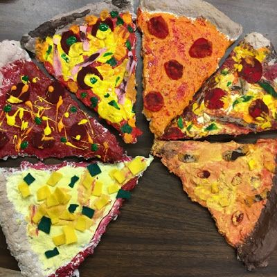 Pizza! Pizza! Papier-mache Pizza!! Art Projects For High School, Art Games For Kids, Kids Food Crafts, Arts Students, Scarecrow Festival, Mache Art, Wire Ideas, Sculpture Lessons, Pizza Art