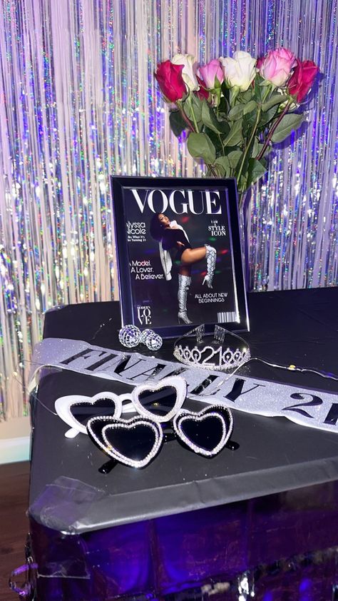 Vogue Theme Party Ideas, Magazine Party Theme, Glam Sweet 16 Party Ideas, Met Gala Birthday Party, Vogue Party Theme Ideas, Glitz And Glam Party Ideas, Celebrity Party Theme, Gossip Girl Themed Birthday Party, Vogue Themed Party