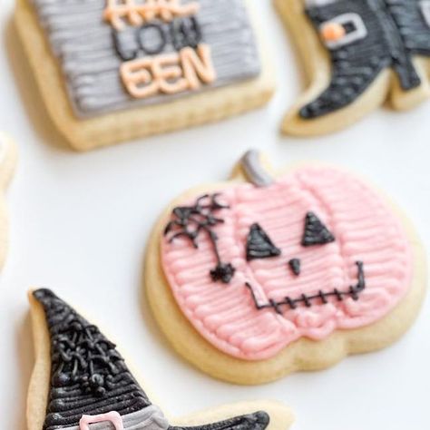 Halloween Cookies Buttercream Icing, Buttercream Frosted Halloween Cookies, Halloween Cookies Decorated Buttercream, Buttercream Halloween Cookies, Halloween Buttercream Cookies, Halloween Cookie Designs, Ghost Sugar Cookies, Spider Web Cookies, Buttercream Cookies