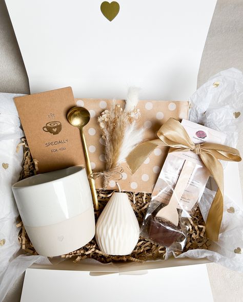 Geschenkbox mit Tasse, Kerze, Schokolade uvm für Mama, Freundin Geschenkset für Geburtstag, Muttertag Geschenk Auszeit und Entspannung - Etsy.de Gift Box For Women, Gift Boxes For Women, Christmas Gift Idea, Homemade Candles, Chocolate Drinks, Grandma Gift, Spa Kit, Dried Flower Bouquet, Candle Shapes