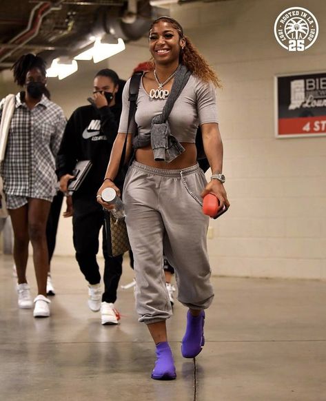 Tea Cooper Basketball, Tea Cooper, Basketball Pictures Poses, Chicks In Kicks, Black Men Tattoos, Girlfriend Goals, Athletic Girls, Basketball Girls, Brown Girl