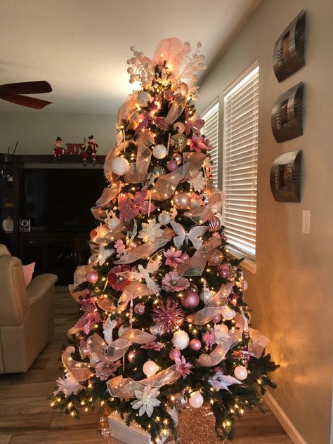 Diy Christmas Decorations Outdoor, Christmas Tree Ideas Red, Christmas Tree Ideas 2023, Wallpaper Aesthetic Christmas, Pink Xmas Tree, Aesthetic Christmas Decor, Pink Christmas Tree Decorations, Rose Gold Christmas Decorations, Rose Gold Christmas Tree