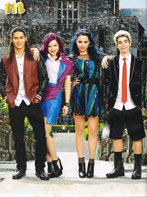 Descendants (M) Booboo Stewart, Dove Cameron, Sofia Carson, Cameron Boyce Evie Descendants, Chandler Kinney, Mal Descendants, Descendants Costumes, Disney Descendants Movie, Descendants Characters, Descendants Party, Mal And Evie, Disney Descendants 3