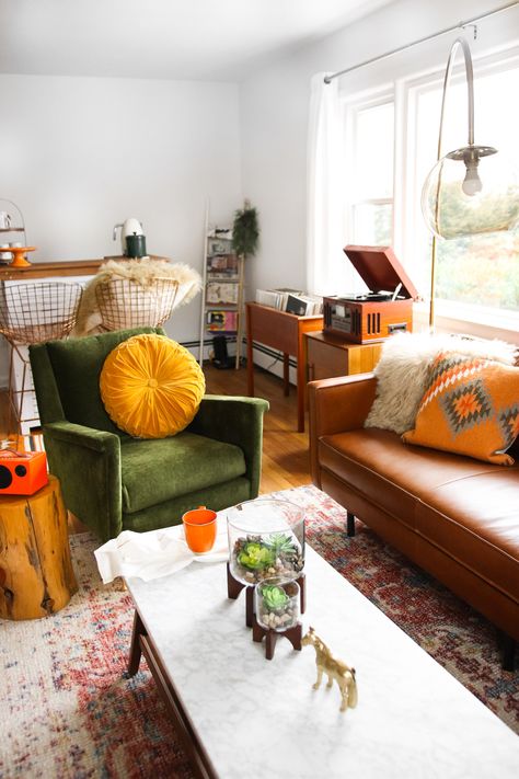 west elm - Steffy's Mid-Century Living Room Makeover 70s Living Room, Living Room Orange, Retro Living Rooms, Mid Century Modern Living Room, Style Deco, Living Room Makeover, Boho Living Room, Living Room Inspo, New Living Room