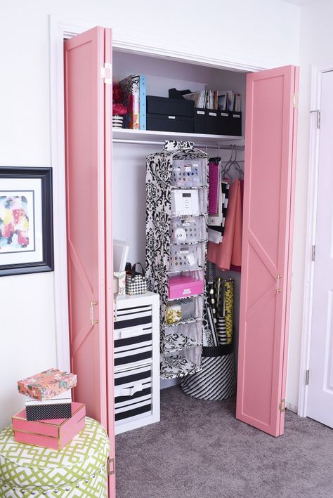 Wallpaper Closet, Diy Coral, Closet Door Ideas, Door Alternatives, Diy Closet Doors, Messy Closet, Closet Door Makeover, Pretty Office, Door Wallpaper