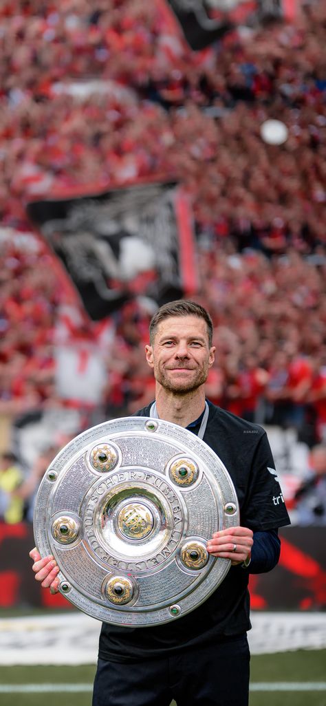 #bundesliga #leverkusen #wallpapers Xabi Alonso, Football Pictures, Soccer Pictures, Football Wallpaper, Iconic Photos, Sport Soccer, Bayern Munich, Football Players, Real Madrid