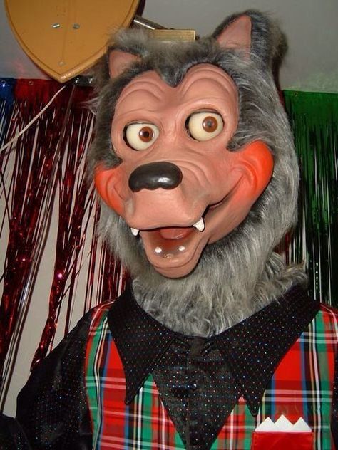 source: animatronicappreciation on tumblr Rock A Fire Explosion, Old Animatronics, Rolfe Dewolfe, Fire Explosion, Showbiz Pizza, Chuck E Cheese, Weird Dreams, Family Entertainment, Rock A