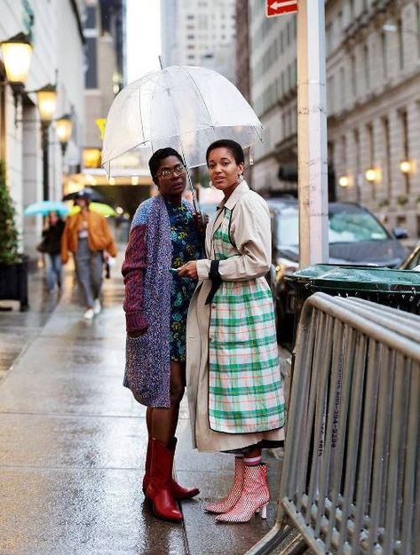 Rainy-Day Outfits: 14 Looks to Stay Chic When Wet | Who What Wear UK Rainy Outfit Ideas, Rainy Weather Outfits, Cold Rainy Day Outfit, Rainy Day Dress Outfit, Rainy Outfit, Rainy Day Outfit For Spring, Rainy Day Outfit For Work, Rainy Day Fashion, Outfit Formulas