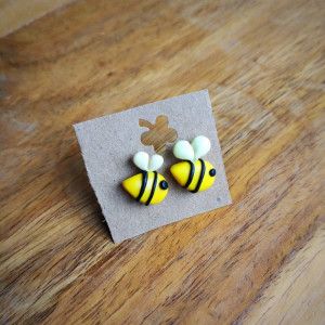 polymer Clay earrings, fimo bee, masa flexible, cold porcelain, masa francesa, porcelana fria, porcellana freda Clay Bees, Polymer Clay Bee, Earrings Fimo, Fimo Diy, Polymer Clay Tutorials, Diy Polymer Clay, Miniature Polymer Clay, Diy Earrings Polymer Clay, Polymer Clay Ornaments