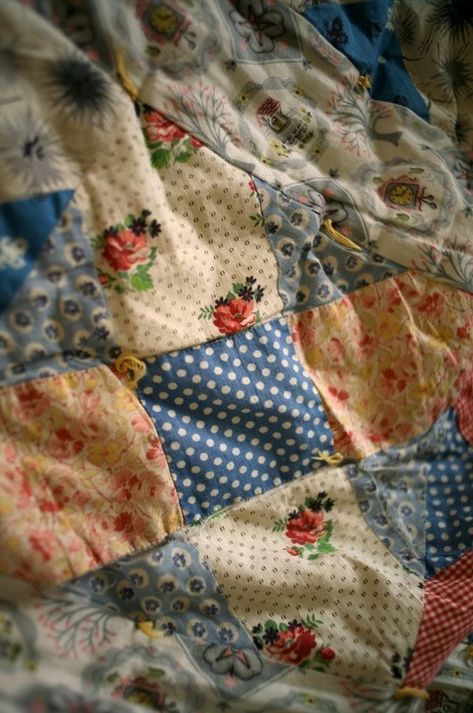 Cottagecore Quilt, Country Quilts, Childhood Movies, Farmhouse Cottage, Prairie Style, Grandmas House, Patchwork Quilt, Simple Gifts, A Blanket