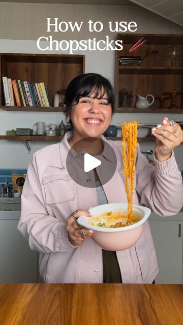 Saloni Kukreja🌷 on Instagram: "You’ll be using chopsticks like a pro with these tips🥢🍜 There’s so many tips on the internet and you literally only need this guide to effortlessly use them!!   #chopsticks #chopstickshack #hacks #kitchenhacks #asianfood #ramen" Chopstick Meals, How To Eat Noodles With Chopsticks, Eating With Chopsticks, Chop Sticks How To Use, How To Use Chopsticks Easy, How To Chopsticks, How To Use Chopsticks Tutorials, How To Use Chopsticks, Using Chopsticks How To