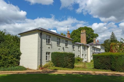 It's official! Harry and Meghan move into Frogmore Cottage Adelaide Cottage, Nottingham Cottage, Frogmore House, Frogmore Cottage, Principe William Y Kate, Crown Estate, Royal Lodge, Windsor Homes, Prince Harry And Meghan Markle