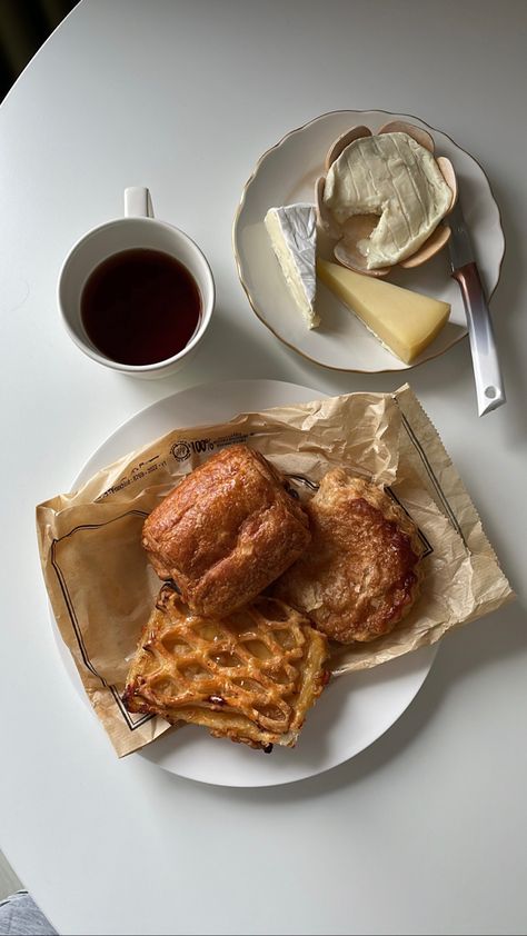 French Diet Aesthetic, French Morning Aesthetic, French Cuisine Aesthetic, Breakfast Aesthetic Instagram, French Breakfast Aesthetic, Breakfast Aesthetic Mornings, French Bakery Aesthetic, French Cafe Aesthetic, Morning Breakfast Aesthetic