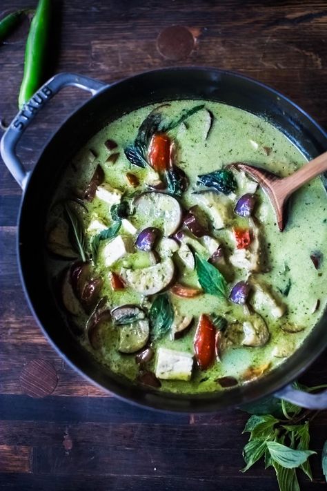 Thai Green Curry with Vegetables and Tofu - a delicious weeknight dinner! Make this with homemade green curry paste or use store-bought curry paste for a quick and easy version!   Here's a delicious recipe for Thai Green Curry with Vegetables and optional Tofu that can be made with authentic homemade green curry paste, or if short on time, with store-bought green curry paste with a few tips on how to bump up the flavor! The weather changed abruptly here and all of a sudden it feels like we went Tofu Green Curry, Curry With Vegetables, Vegan Board, Green Curry Recipes, Green Curry Chicken, Tofu Chicken, Meatless Dishes, Homemade Curry, Thai Green Curry