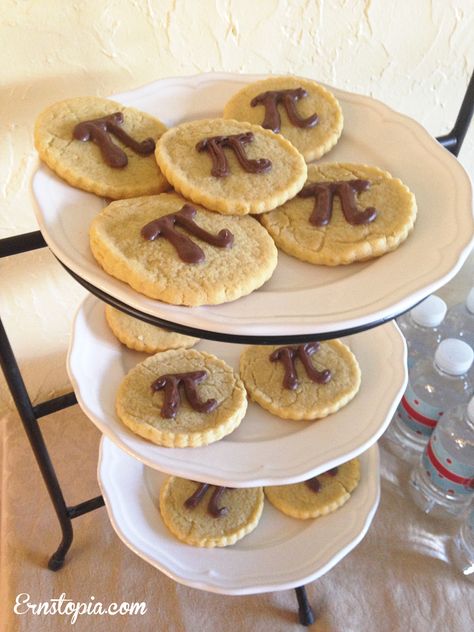 These pi cookies are perfect for celebrating National Pi Day Pi Day Snacks For School, Pi Day Cookies, Pi Day Food Ideas, Pi Day Food, Pi Math Art, Pi Party, Pi Activities, Monthly Holidays, National Pi Day