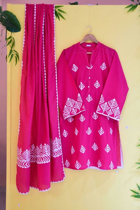 Aplique Work Kurtis, Aplic Work Design Kurti Simple, Aplic Work Design Kurti, Aplic Work Design, Ralli Work, Aplic Design, Sindhi Dress, Aplic Work, Dress Designs For Girls