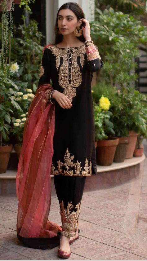 Latest Velvet Suit Designs, Black Bridal Dresses, Dabka Work, Stylish Kurtis Design, Velvet Dress Designs, Womens Trendy Dresses, Pakistani Wedding Outfits, Pakistani Fancy Dresses, Beautiful Pakistani Dresses