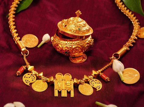 Wedding Thali, Thali Chain, Kerala Jewellery, Chunky Gold Bracelet, Gold Earrings Models, Gold Jewellry, Gold Jewelry Simple Necklace, Beautiful Gold Necklaces, Gold Mangalsutra Designs