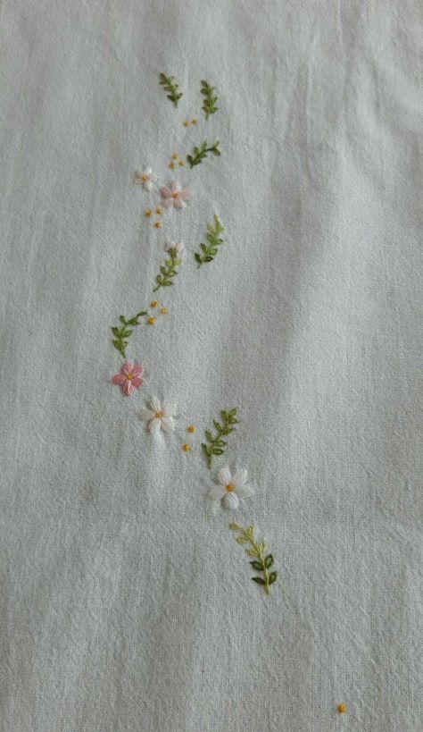 Embroidery Stitches Beginner, Clothes Embroidery Diy, Simple Hand Embroidery Patterns, Embroidery Tshirt, Hand Embroidery Patterns Flowers, Hand Embroidery Videos, Hand Work Embroidery, Pola Sulam, Hand Embroidery Projects