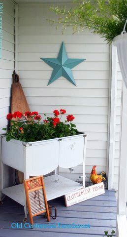 Vintage Double Wash Tub Ideas, Double Wash Tub Ideas, Porch Planter Ideas, Tub Decor, Country Porches, Porch Inspiration, Diy Planters Outdoor, Entry Porch, Holiday Planter