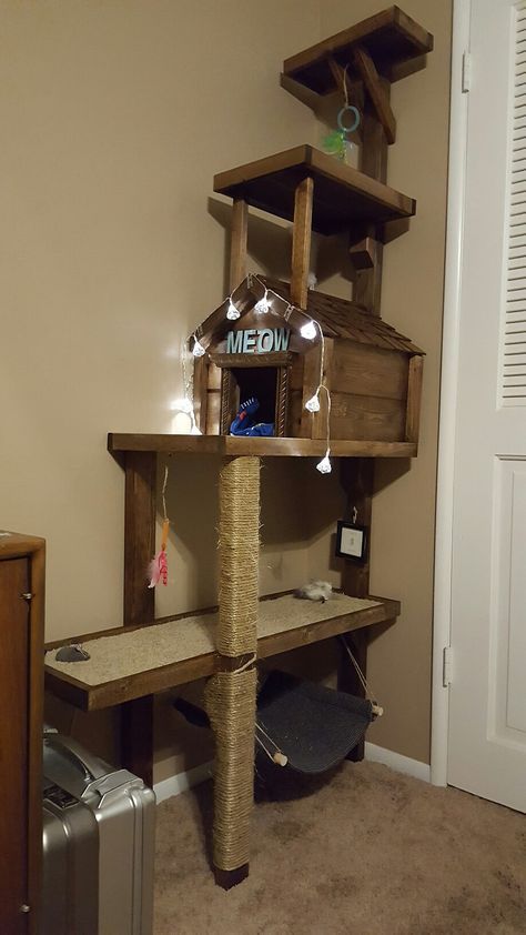 Cat Tower Ideas, Homemade Cat Tree, Homemade Cat Tower, Cat Trees Homemade, Katt Hus, Diy Cat Tower, Katt Grejer, Cool Cat Trees, Cat Tree House