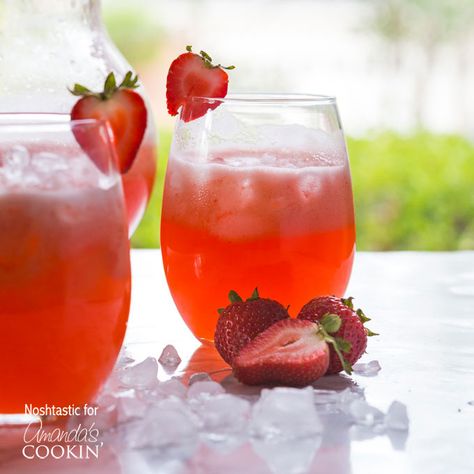 There's really no better time of the year to make an ice cold pitcher of easy strawberry lemonade than summer! Perfect for parties and barbecues! Valentine Punch Recipe, Strawberry Punch Recipes, Easy Strawberry Lemonade, Homemade Strawberry Lemonade, Cocktail Vodka, Flavored Lemonade, Alcoholic Punch Recipes, Strawberry Lemonade Recipe, Best Lemonade