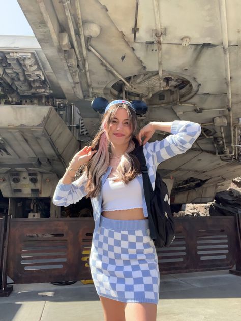 girl dressed in a star wars r2d2 inspired disneybound outfit in galaxy’s edge in disneyland R2d2 Disneybound, Disneyland Disneybound, Cute Star Wars, Disneybound Ideas, Galaxys Edge, Disneyland Photos, Disneyland Outfits, Star Wars R2d2, Cute Star