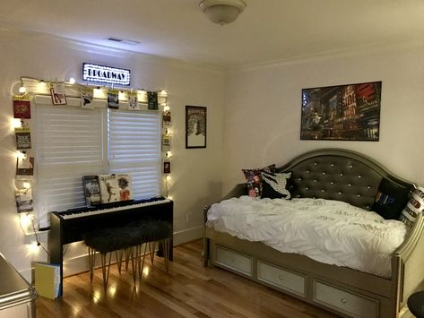 Broadway Aesthetic Room, Theatre Themed Bedroom, Elvis Bedroom, Theatre Bedroom, Broadway Bedroom, Broadway Themed Room, Bedroom Decor Pictures, Theater Room Decor, England House